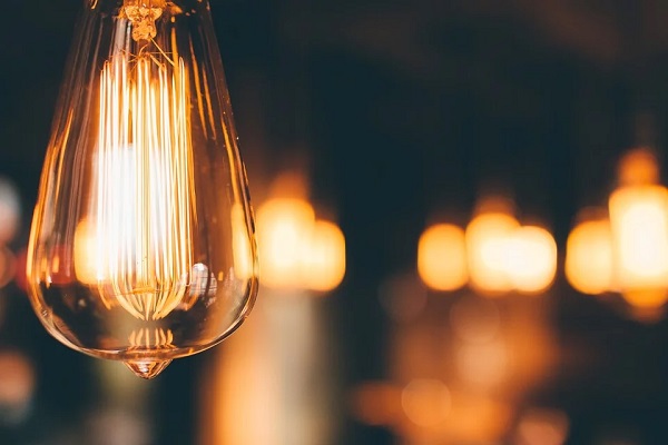 Energia elettrica, come si può ridurre la bolletta da pagare a fine mese
