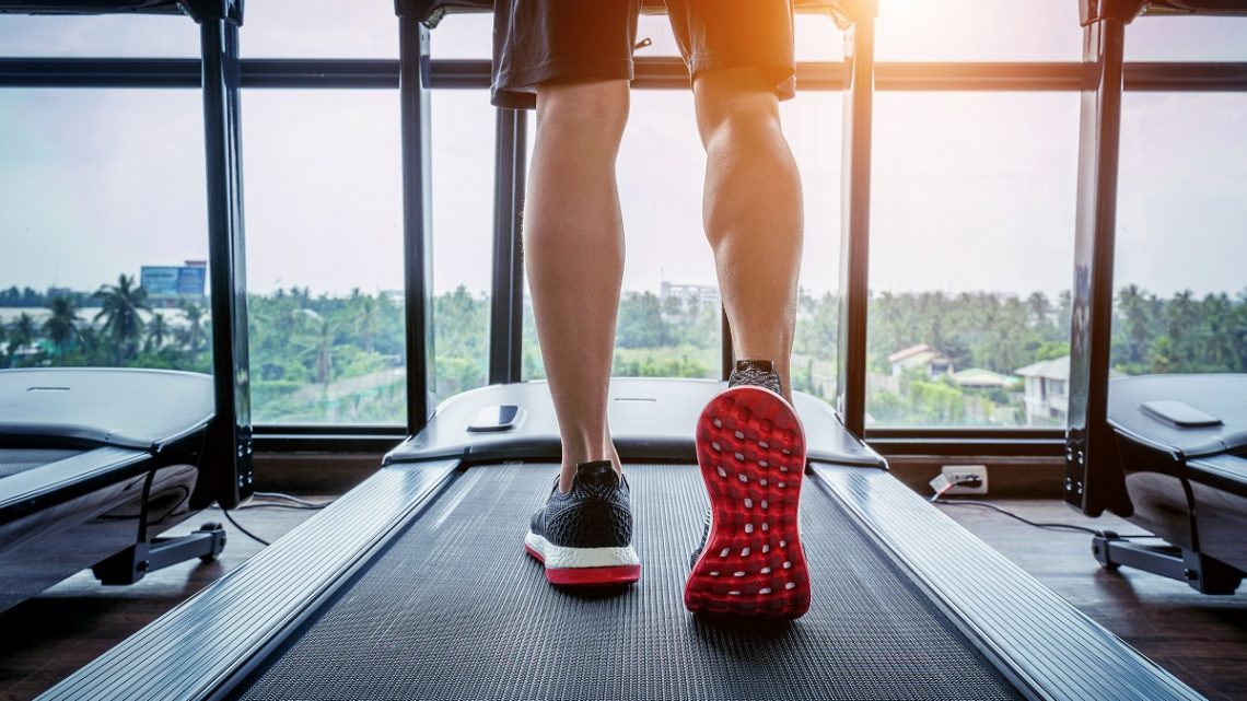 Allenarsi nonostante il caldo con il tapis roulant